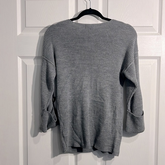 a.n.a. Women’s gray sweater- 3/4 cuffed sleeves w/ button detail - Size Medium - Picture 5 of 6